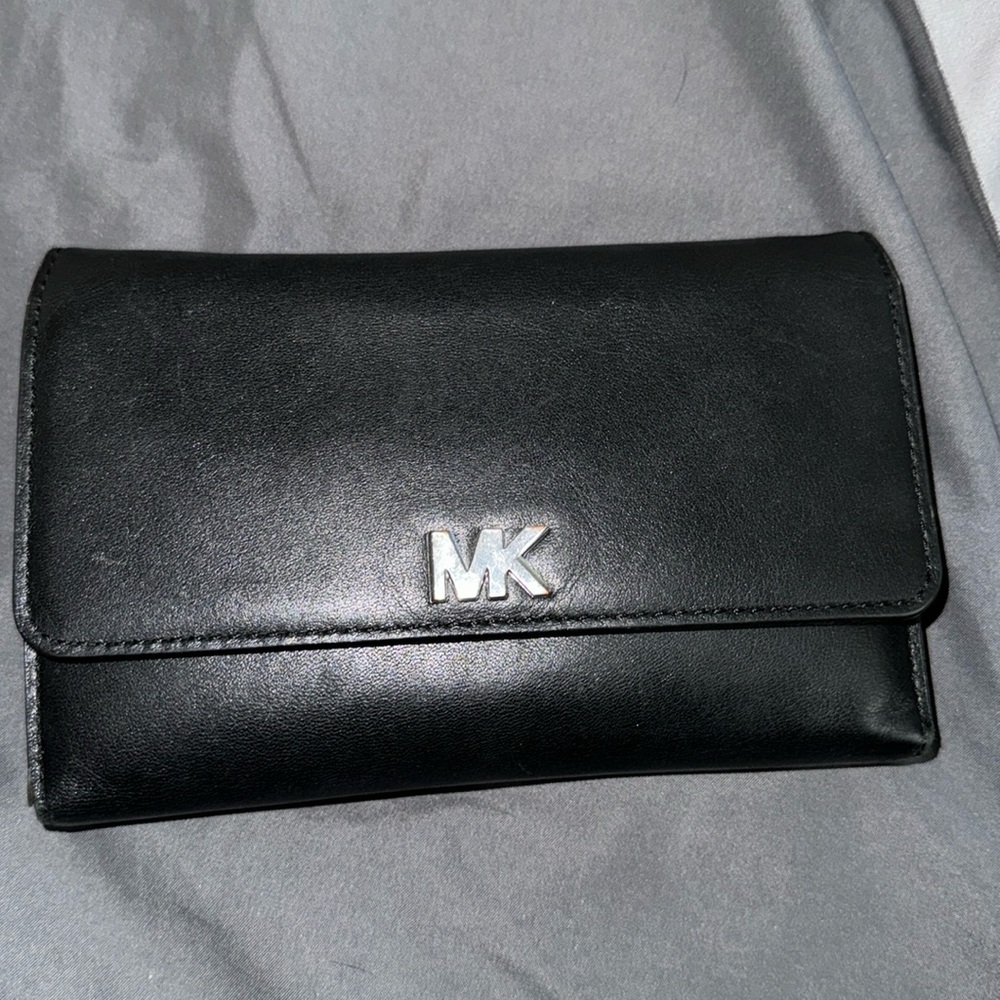 Black Michael Kors Tri-fold wallet